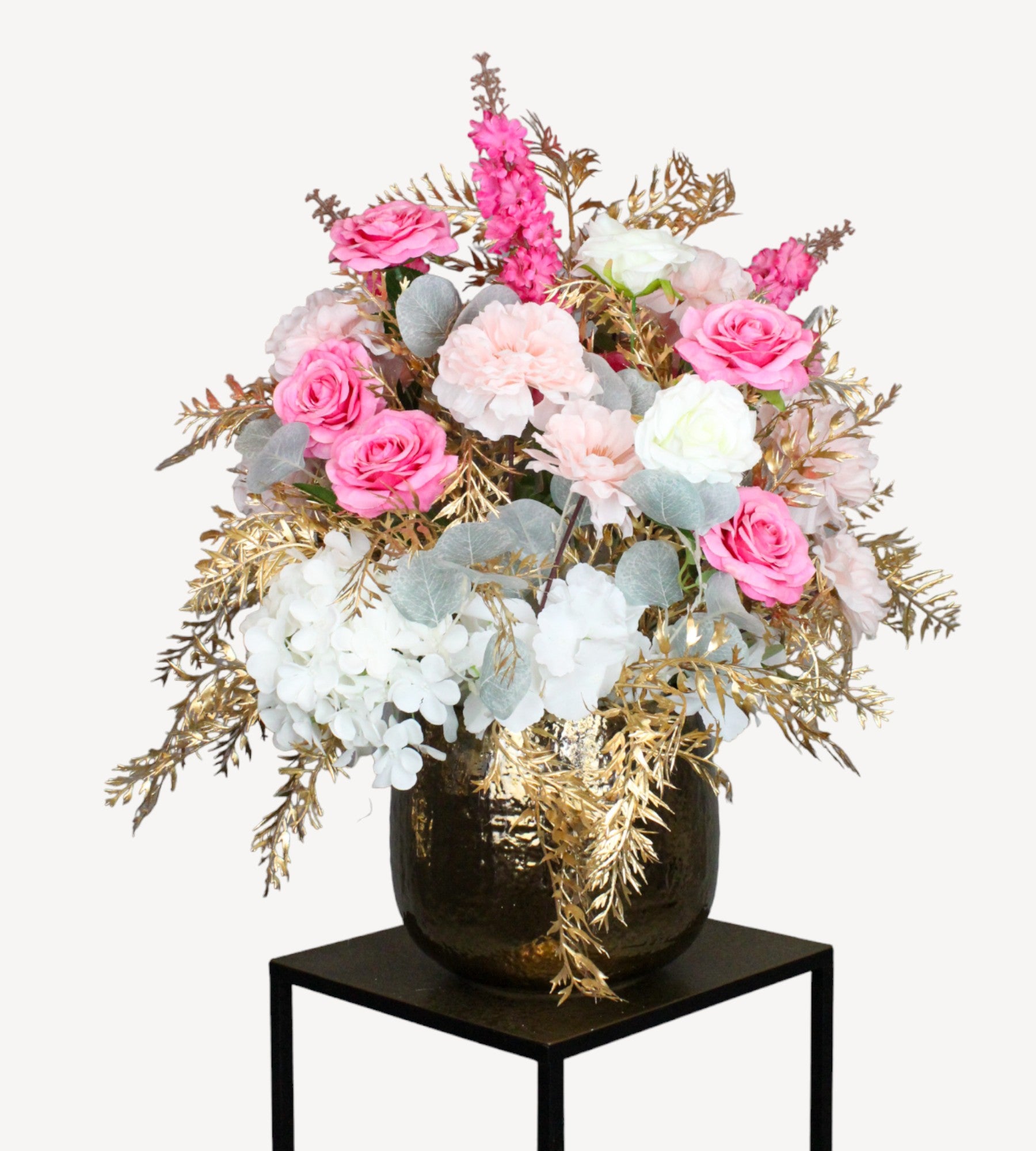Breng stijl en elegantie in elke ruimte met onze zorgvuldig samengestelde kunst bloemballen van zijde. Deze luxueuze schikking van roze en witte zijden bloemen, geplaatst in een opvallende gouden vaas, biedt een tijdloze decoratie die geen onderhoud vereist. Perfect voor iedereen die op zoek is naar een duurzaam alternatief voor verse bloemen, zonder in te leveren op de schoonheid van een bloemstuk. Onze nepbloemen zijn ideaal voor thuisdecoratie, kantooromgevingen of als een prachtig geschenk